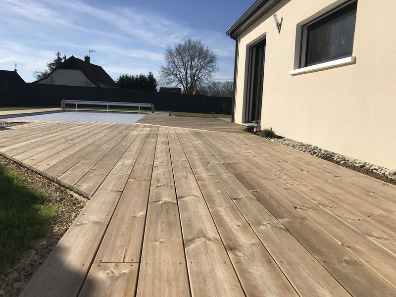 Plage piscine en bois